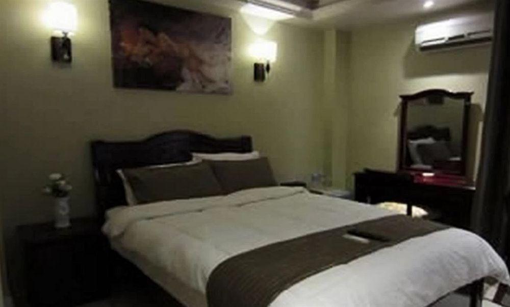 Clark Imperial Hotel Angeles Bagian luar foto